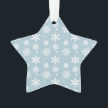 Adorno Patrón de copos de nieve azul blanco 1<br><div class="desc">Patrón de copos de nieve azul claro y blanco 1. GraphicsByMimi© 2013. Hay otros colores disponibles. Divertido, estacional, vacacional, festivo, patrón de copos de nieve blancos en un color de fondo azul. Compra como está o personaliza agregando tu monograma, tu inicial o tu carta seleccionando "personalizar" para las opciones de...</div>