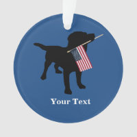 Perro negro del laboratorio con la bandera