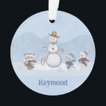 Adorno Personalizado de bola de nieve personalizado, anim<br><div class="desc">Este adorable adorable ornamento de Navidades de lucha de bolas de nieve incluye cualquier nombre o texto corto en la parte delantera y el texto personalizado en la parte posterior.</div>