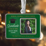 Adorno Personalizado de citas Inspiradoras con foto de gr<br><div class="desc">Este regalo de adorno navideño de personalizado verde para la graduación superior presenta tipografía de moda blanca y dorada bajo un nombre de escuela secundaria o universidad para la clase de 2025. Personalizar con tu año de graduación bajo tu foto para una gran fotografía de graduado personalizada.</div>