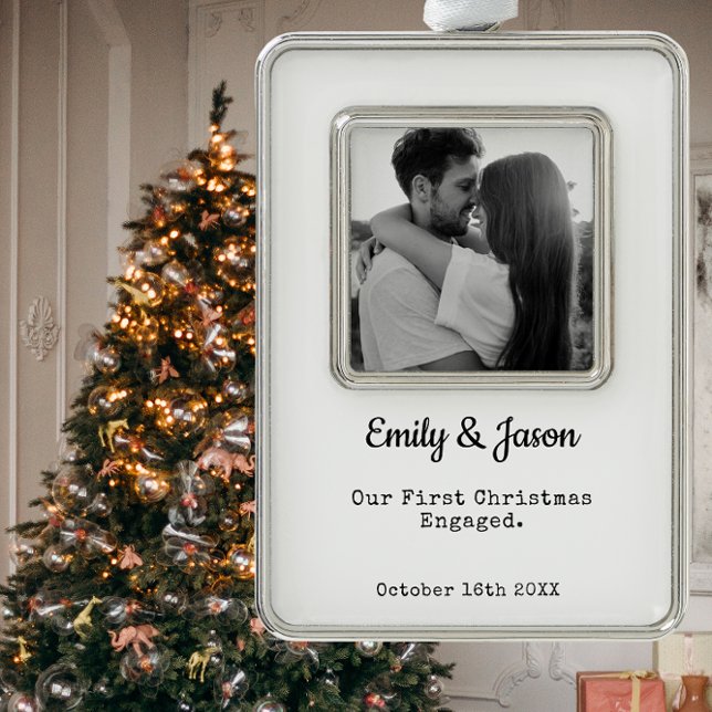 Adorno Personalizado De Compromiso De Parejas Foto Enmarc (Engaged Couple Holiday Tree Ornament with Custom Photo Template. Makes a wonderful Christmas Gift. )