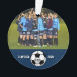 Adorno Personalizado Soccer Collage de fotos Nombre númer<br><div class="desc">Este collage de fotos de personalizados de fútbol muestra tus fotos subidas al fútbol, una pelota de fútbol en blanco y negro y el nombre del jugador (o entrenador), nombre del equipo y número. Todo ello en un fondo colorido que se puede cambiar para que coincida con los colores del...</div>