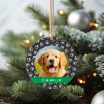Adorno Pintura de Mascota plateado imprime el nombre del<br><div class="desc">Este elegante adorno de vacaciones personalizados puede ser personalizado con una linda foto de su perro mascota (o gato) y su nombre de pila. Incluye un suave color de fondo negro con una banda de monograma verde y un patrón de huellas de pata plateada. ¡Hace un regalo único para los...</div>