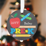 Adorno Preescolar K Conservar el color del tablero de cho<br><div class="desc">Este ornamento pre-K tiene una manzana, un gobernante, lápices de colores y una tipografía atrevida y colorida. Haga clic en el botón personalizar para obtener más opciones para modificar el texto. En nuestra tienda, zazzle.com/store/doodlelulu, podrá encontrar variantes de este diseño, colores adicionales y productos de coordinación. Contáctenos si necesita este...</div>
