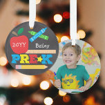 Adorno Preescolar K Keepsake Chalkboard Colorful Photo<br><div class="desc">Este adorno fotográfico pre-K presenta una manzana, un gobernante, lápices de colores y una tipografía divertida y audaz. Haga clic en el botón personalizar para obtener más opciones para modificar el texto. En nuestra tienda, zazzle.com/store/doodlelulu, podrá encontrar variantes de este diseño, colores adicionales y productos de coordinación. Contáctenos si necesita...</div>