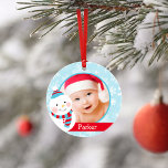 Adorno Primer bebé de Navidad foto de Snowman Personaliza<br><div class="desc">El primer ornamento de vacaciones para Navidades del bebé incluye una foto del personalizado, nombre y año de nacimiento del bebé con un alegre muñeco de nieve de invierno y un lindo pingüino. El diseño rojo, azul hielo, turquesa y blanco presenta un fondo con motivos de copos de nieve de...</div>