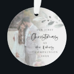 Adorno Primer Navidad casado Nombre de foto guión del año<br><div class="desc">Primer Navidades casados Nombre de la foto Año guión Un romance para celebrar la hora especial de su primera Navidad como Sr. y Sra. y memento en las próximas vacaciones. La tipografía para Navidades y el Sr. y la Sra. está en un guión moderno y el resto del texto que...</div>
