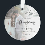 Adorno Primer Navidad casado Nombre de foto guión del año<br><div class="desc">Primer Navidades casados Nombre de la foto Año guión Un romance para celebrar la hora especial de su primera Navidad como Sr. y Sra. y memento en las próximas vacaciones. La tipografía para Navidades y el Sr. y la Sra. está en un guión moderno y el resto del texto que...</div>