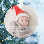 Adorno Primer nombre de foto para bebé de Navidad<br><div class="desc">Personaliza con tu nombre y fecha de fotos de bebés favoritas para crear una memoria única y un regalo para una primera Navidad. ¡Un bonito toque de alegría para celebrar tu llegada! Diseñado por Thisisnotme©</div>