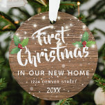 Adorno Primera Casa | Nuevo árbol de Navidad residencial<br><div class="desc">Un nuevo adorno de árbol de navidad con temática rústica con fondo de madera,  sartén,  copos de nieve,  luces de cuerda,  tu nombre,  dirección y el año.</div>