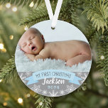 Adorno Primera foto de Blue Baby Boy<br><div class="desc">La pancarta "Mi primera Navidad" y el diseño de la foto de copos de nieve en la frontera se pueden personalizar con el nombre del bebé y el año de nacimiento. Incluye una segunda foto en la parte posterior. Los colores son azul claro,  gris y blanco.</div>