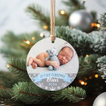 Adorno Primera foto de Blue Baby Boy<br><div class="desc">La pancarta "Mi primera Navidad" y el diseño de la foto de copos de nieve en la frontera se pueden personalizar con el nombre del bebé y el año de nacimiento. Incluye una segunda foto en la parte posterior. Los colores son azul claro,  gris y blanco.</div>