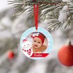 Adorno Primera foto de Personalizado Snowman, niña de Nav<br><div class="desc">El adorno de feriado de los primeros Navidades del bebé incluye una foto del personalizado, nombre y año de nacimiento de la bebé, con un alegre muñeco de nieve de invierno y un lindo pingüino. El diseño rojo, azul hielo, rosa y blanco presenta un fondo con motivos de copo de...</div>