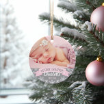 Adorno Primera foto de una niña rosa con luz de Navidad<br><div class="desc">La pancarta "Mi primera Navidad" y el diseño de la foto de copos de nieve en la frontera se pueden personalizar con el nombre de la bebé y el año de nacimiento. Incluye una segunda foto en la parte posterior. Color rosa claro,  gris y blanco.</div>