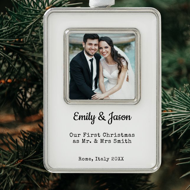 Adorno Primera fotografía navideña casada (Newlywed First Christmas Photo Framed Custom Ornament Keepsake)