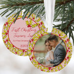 Adorno Primera Navidad Casados De Pink Red Fun Couples Fo<br><div class="desc">Conmemorar tu primera Navidad como una pareja casada con este hermoso adorno fotográfico con un clásico patrón de hadas y bayas dibujadas a mano en un fondo rosa retro con una foto de un lado y tu texto en la parte posterior.</div>