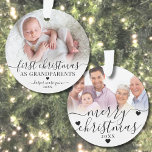 Adorno Primera Navidad como abuelos 2 Foto<br><div class="desc">Nuestra Primera Navidad Como Abuelos 2 Ornamento De Fotografía. Celebra la alegría de convertirte en abuelos con este elegante adorno personalizado, perfecto para celebrar tu primera temporada de vacaciones como abuela y abuelo. La parte delantera incluye una preciada foto de su nieto o un momento dulce con usted y su...</div>