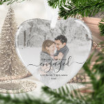 Adorno Primera Navidad Comprometida foto Gray Script Hear<br><div class="desc">Conmemorar su compromiso con este hermoso adorno de keepsake en forma de corazón. El texto gris dice "Nuestra primera Navidad comprometida", con la palabra "comprometida" en un elegante guión de escritura a mano con flores antes y después. Reemplace la imagen de ejemplo con su foto favorita y agregue sus nombres...</div>