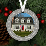Adorno Primera Navidad en nuestra nueva foto de Personali<br><div class="desc">Personalice este moderno y elegante adorno de 'Primera Navidad en nuestro nuevo hogar' con una foto de su casa, su apellido o apellido, y el año en que fue comprado. Se puede modificar el elegante color gris de fondo de la termidera) y el texto en forma redondeada y los acentos...</div>