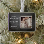 Adorno Primera Navidad Sr. y Sra. Boda Chalkboard Foto<br><div class="desc">Este diseño ornamental moderno y sencillo de la foto "nuestra primera navidad" presenta una foto cuadrada en el lado derecho y un clásico texto de sari y guión de los nombres de la pareja recién casada y la fecha boda en el lado izquierdo. Puede eliminar la capa de fondo de...</div>
