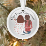 Adorno Primera pareja gay de Navidad FOTO romántica<br><div class="desc">Celebra tu primera Navidad junto con este adorable ilustracion de una morena caucásica y una pareja de cabellos rojos con chicles y cabellos de hombros sentados con la espalda con sudaderas navideñas y chocolate caliente. Las palabras, nuestra primera Navidad seguida por el año, aparecen en la parte delantera y la...</div>