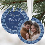 Adorno Primeras parejas de Navidad involucradas Foto Poin<br><div class="desc">Conmemorar su primera Navidad como una pareja comprometida con este hermoso adorno fotográfico con un clásico patrón de puninsettia dibujado a mano azul y blanca que incluye una foto en un lado y tu texto en la parte posterior.</div>