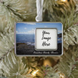 Adorno Punalu'u Black Sand Beach Hawaii<br><div class="desc">Disfruta de este adorno conmemorativo con tu foto especial para recordar tu maravilloso viaje visitando las playas de arena negra de Punalu'u en Hawaii! ¡Esta foto fue tomada ahí en 2012! 🌊 🌊 🌊 🌊 → © HawaiiSands Diseños 📷 etiqueta #ShopHawaiiSands (Compra de HawaiiSands) (HH) en línea ¡Enséñame directamente para...</div>