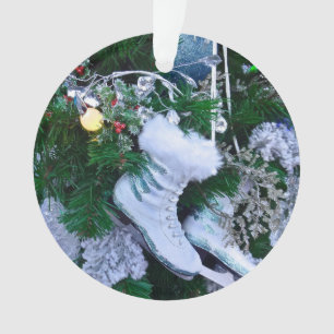 Adorno Purpurina azul y patines de hielo azul en árbol d