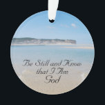 Adorno Quédate quieto y sé que soy Dios, salm 46 Ocean Be<br><div class="desc">Hermoso ornamento presenta la Biblia Verse Salm 46:10,  Estar quieto y saber que soy Dios. El fondo es la impresionante laguna Obidos en Foz do Arelho,  Portugal. La parte posterior se puede personalizar con un nombre y una fecha o con los detalles de su elección.*</div>