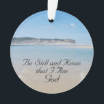 Adorno Quédate quieto y sé que soy Dios, salm 46 Ocean Be<br><div class="desc">Hermoso ornamento presenta la Biblia Verse Salm 46:10,  Estar quieto y saber que soy Dios. El fondo es la impresionante laguna Obidos en Foz do Arelho,  Portugal. La parte posterior se puede personalizar con un nombre y una fecha o con los detalles de su elección.*</div>