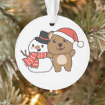 Adorno Quokka Con Snowman En Invierno En Navidades Orname<br><div class="desc">Quokka con muñeco de nieve en invierno para Navidades - un muñeco de nieve en invierno y Navidades. Un saludo de invierno en temporada fría para las vacaciones. Navidades quokka con muñeco de nieve.</div>