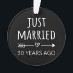 Adorno Recién Casado Hace 30 Años<br><div class="desc">Diseño bonito, perfecto para todo aquel que haya estado casado por 30 años y para una ceremonia de renovación de la promesa boda. ¡Es un gran conjunto para las parejas! Cita de 'Acabo de casar hace 30 años' para una pareja que se casó hace 30 años o una pareja que...</div>