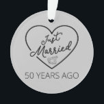 Adorno Recién casado hace 50 años III<br><div class="desc">Diseño bonito, perfecto para todo aquel que haya estado casado por 50 años y para una ceremonia de renovación de la promesa boda. ¡Es un gran conjunto para las parejas! Cita de 'Acabo de casarse hace 50 años' para una pareja que se casó hace 50 años o una pareja que...</div>