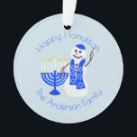Adorno Recuerdo de Menorah Chrismukkah del muñeco de<br><div class="desc">Personalice un lado de este muñeco de nieve y Menorah de Jánuca para el que está de un ornamento bueno del recuerdo. Un lado tiene un círculo del texto donde usted puede modificar y personalizar la fraseología para requisitos particulares a su contenido de los corazones: añada el año que usted...</div>