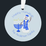 Adorno Recuerdo de Menorah Chrismukkah del muñeco de<br><div class="desc">Personalice un lado de este muñeco de nieve y Menorah de Jánuca para el que está de un ornamento bueno del recuerdo. Un lado tiene un círculo del texto donde usted puede modificar y personalizar la fraseología para requisitos particulares a su contenido de los corazones: añada el año que usted...</div>