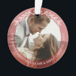 Adorno Red Greenery Primer Navidades Sr. Boda Foto<br><div class="desc">Romántico ornamento de Navidad redondo para recién casados personalizado con una foto boda a cada lado con un borde rojo transparente decorado con una simple franja de vegetación y tu texto personalizado. Romántica primera Navidad como Mr. & Mrs. ornament personalizada con sus fotos de bodas,  nombres y el año.</div>