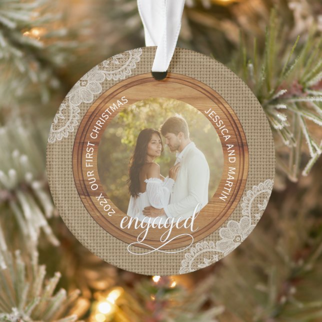 Adorno Rustic Burlap and Lace First Christmas engaged (Árbol)