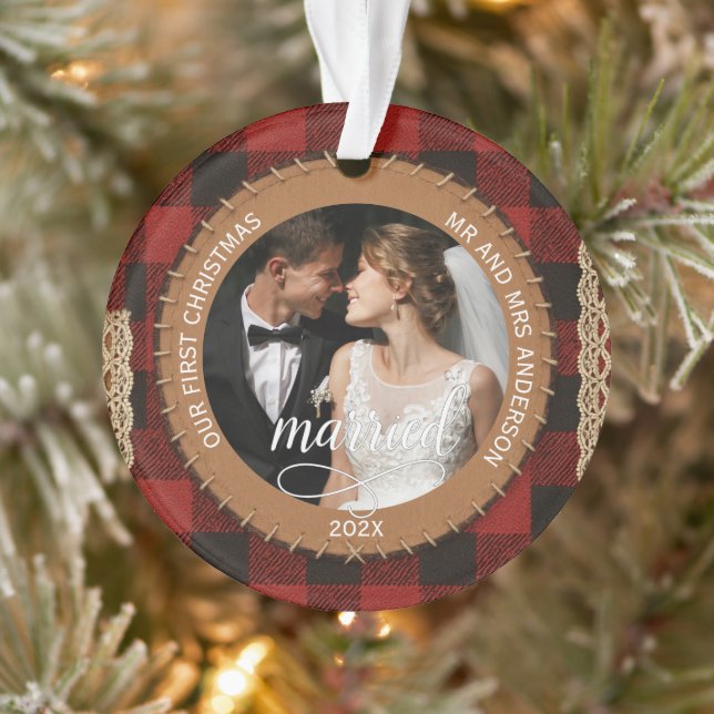 Adorno Rustic Wood Grain Plaid First Christmas Married  (Árbol)