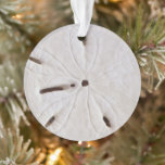 Adorno Sand Dollar Beach Coastal White Round Trendy 2020<br><div class="desc">Diseñado con la imagen de los dólares de arena y conchas en el fondo,  es perfecto para la decoración de las casas de playa o Navidades,  regalos de vacaciones!</div>