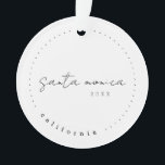 Adorno Santa Mónica, California Travel USA Simple<br><div class="desc">Santa Mónica,  California. Un conservador personalizado moderno y sencillo. Para una personalización adicional,  agregue una foto a la parte posterior del adorno. Por favor,  envíeme un mensaje con cualquier pregunta o solicitud de diseño personalizado.</div>