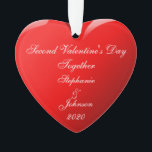 Adorno Segundo El día de San Valentín, nombres rojo coraz<br><div class="desc">Impreso con plantillas monogramadas de nombre y plantilla de año en romántico fondo rojo de corazón para parejas que celebran juntos su segundo El día de San Valentín. Hace un hermoso regalo de El día de San Valentín para él o ella.</div>