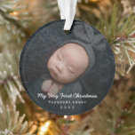Adorno Simple foto moderna del bebé mi primera Navidad<br><div class="desc">El primer ornamento navideño de Cute Baby presenta un diseño sencillo pero elegante con "Mi primera Navidad" junto con el nombre del bebé y el año de nacimiento en lugar de su foto favorita del recién nacido. Este moderno ornamento para bebés neutro en género hace un gran regalo para los...</div>