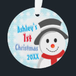 Adorno Snowman y Snowflakes<br><div class="desc">Feliz patrón de snowman y copos de nieve en azul. Primer adorno navideño para bebé o chica. Personalizar con su propio texto.</div>