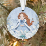 Adorno Snowy Winter Red Head Princess<br><div class="desc">Este adorable adorable adorno de invierno nevado de la Princesa presenta una hermosa princesa joven con el cabello rojo usando un vestido de copo de nieve azul y blanco y una capa de piel cálida. La princesa está rodeada de puntitas. Puedes personalizar con el nombre de la princesa especial y...</div>