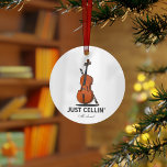 Adorno Sólo Cellin Cellist Performance Music Personalizad<br><div class="desc">Este adorno navideño "Just Cellin" hace un gran regalo para un violonchelista o como un regalo para ti mismo en los momentos en que te enfrentas o para cualquier ocasión especial. Añadir un nombre o año de vacaciones usando nuestro botón "Personalizado" arriba</div>