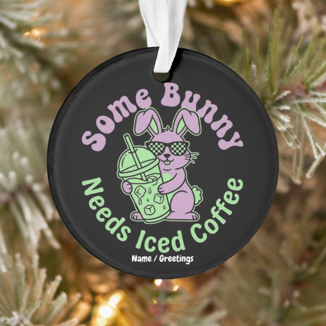 Adorno  Some Bunny Needs Iced Coffee Retro Spring Easter  (Árbol)