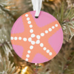 Adorno Starfish Beach Ocean Preppy Pink Naranja Fun<br><div class="desc">Diseño artesanal Starfish en coral,  blanco sobre fondo rosado. Ideal para cualquier amante de la playa,  surfista,  recolector de conchas marinas,  caminante oceánico. Moderno,  Preppy,  Divertido. Mezcla y combina la colección completa de Beach por TMCdesign.</div>