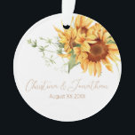 Adorno Sunflower acuarela romántica<br><div class="desc">Este romántico adorno de conservas bodas presenta un diseño floral. El fondo es un blanco sencillo y elegante con girasoles de color dorado. En la parte superior se ve un delicado ramo silvestre,  con los nombres de la pareja impresos a continuación.</div>