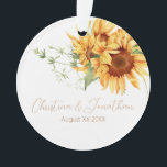 Adorno Sunflower acuarela romántica<br><div class="desc">Este romántico adorno de conservas bodas presenta un diseño floral. El fondo es un blanco sencillo y elegante con girasoles de color dorado. En la parte superior se ve un delicado ramo silvestre,  con los nombres de la pareja impresos a continuación.</div>