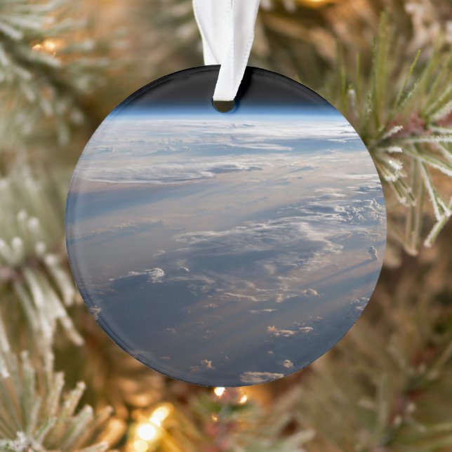 Adorno Sunrise arroja largas sombras sobre el mar de Fili (Árbol)